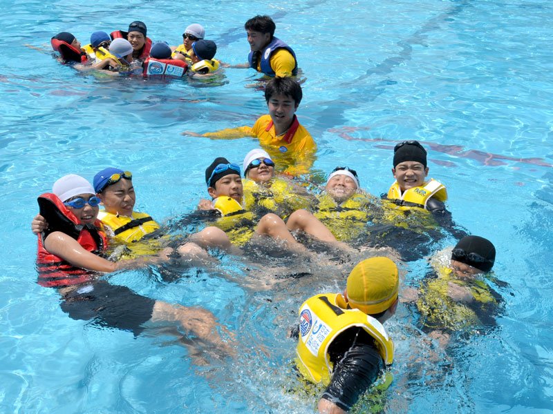ライフジャケットを着用し浮く練習をする市立勝浦中１年生ら＝勝浦市