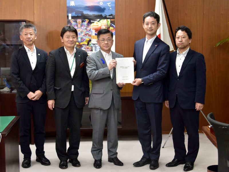 全国知事会を代表して鳥インフル対応での緊急要請書を庄子農水政務官（右から３人目）に手渡す熊谷知事（同２人目）ら＝８日、農水省