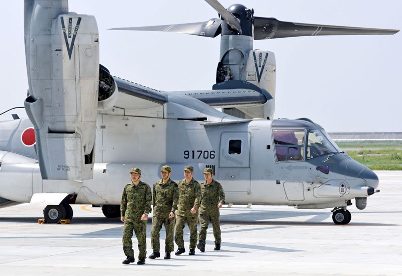 陸上自衛隊佐賀駐屯地に到着した輸送機Ｖ２２オスプレイから降り立つ隊員＝９日午前、佐賀市（共同）