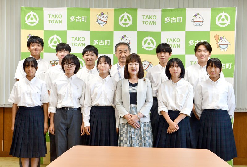 ８月の全国大会を前に、平山町長（前列右から３人目）を訪問した多古中ゴルフ部員たち＝多古町役場