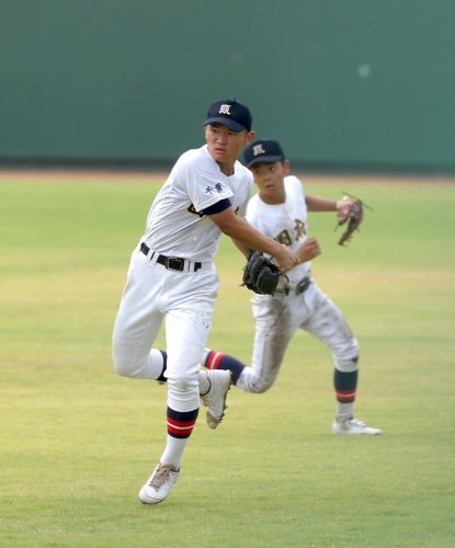 国府台－成田　３回裏成田１死二、三塁、西野の打球を好捕した国府台の佐野＝ぴーちゃん
