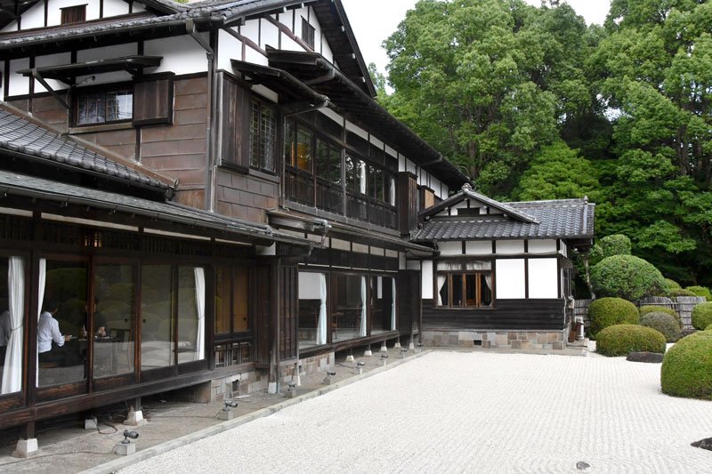 外観。右側の突出部に応接室がある