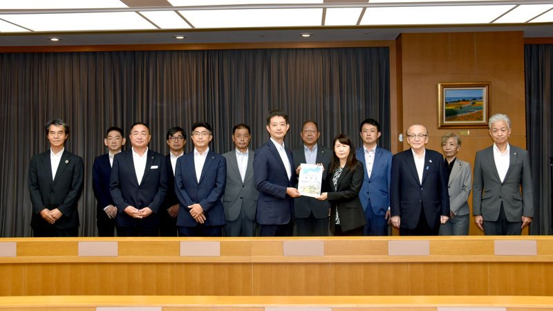 北千葉道路の早期整備を求める要望書を熊谷知事（中央）に手渡す期成同盟の芝田会長ら＝１１日、県庁