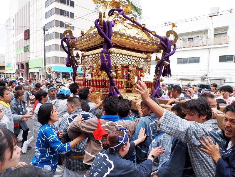 「オリャ、オリャ」と威勢良く巡行する大神輿＝１２日、木更津市
