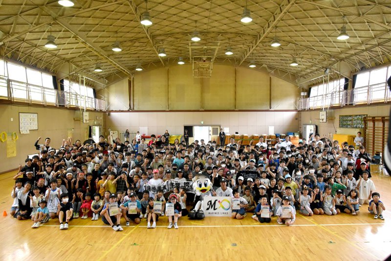 宮崎選手と記念撮影する児童ら＝千葉市立真砂西小