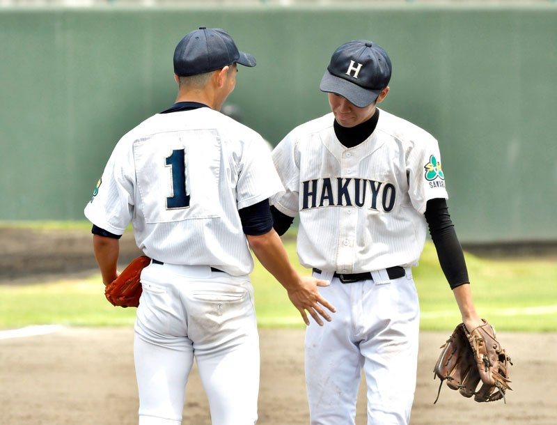 市柏－佐原白楊　４回裏にマウンドに立った佐原白楊・久保木（左）が涙を流す岩月を鼓舞する＝ぴーちゃん
