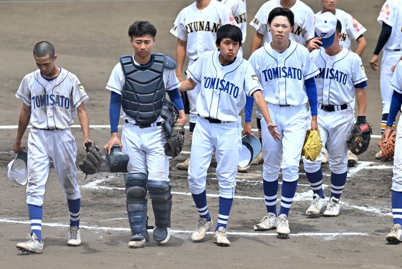 富里－流山南　試合終了のあいさつを終え、肩を落とす富里ナイン＝柏の葉