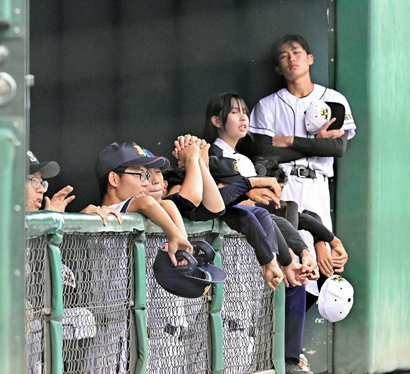 流通経大柏―連合　９回表１死、３度目の中断に入り行方を見守る連合の選手。その後継続試合となった＝柏の葉