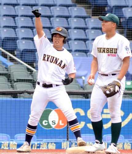 流山南－専大松戸　４回表流山南２死三塁、同点の適時三塁打を放った田中（左）がベンチにガッツポーズする＝ＺＯＺＯマリン