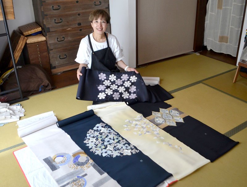 東京手描友禅を制作する「染め工房　造舎」の桑原さん。落ち着いた色合いや他にはない特徴的な柄で人気を集めている＝佐倉市
