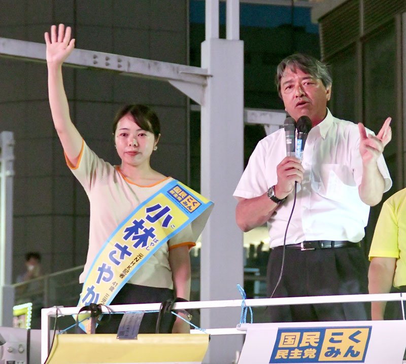 榛葉幹事長（右）の応援を受け、手を振る小林氏＝４日、船橋駅前