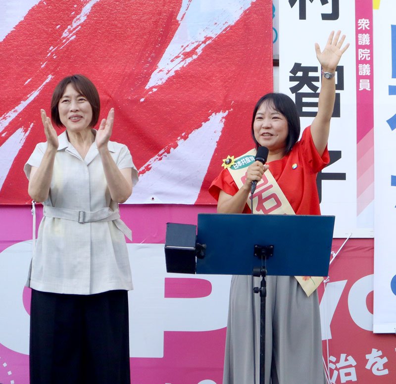 田村委員長（左）と並び、演説する白石氏＝１４日、千葉駅前