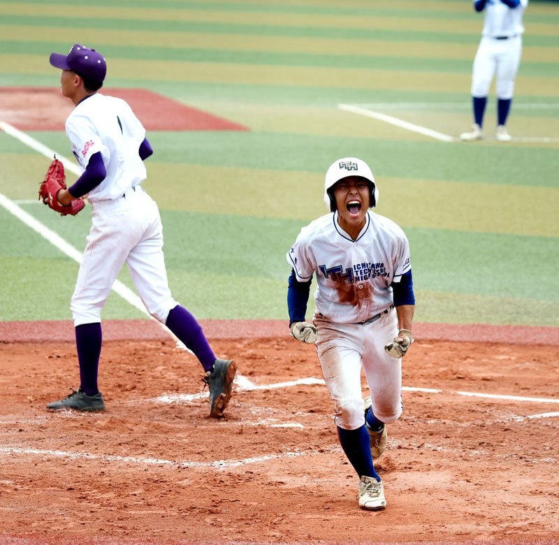 佐倉西－市川工　４回裏市川工１死一、二塁、暴投の間に二走佐々木が一気に生還＝１５日、浦安市運動公園野球場