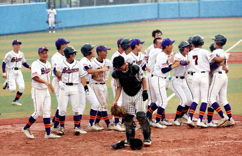 東葉－昭和学院　９回裏昭和学院２死満塁、内野安打で逆転サヨナラを決めた中田（右）と喜び合う昭和学院ナイン＝浦安