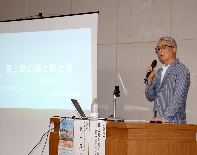戦国時代の一宮について講演する遠山さん＝一宮町中央公民館