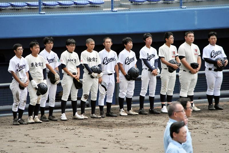 試合終了後、ベンチ前に整列する東金商ら連合チームナイン＝県総合ＳＣ
