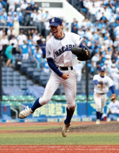 長狭―八千代松陰　９回のピンチを切り抜け、ガッツポーズする長狭の加瀬＝ＺＯＺＯマリン