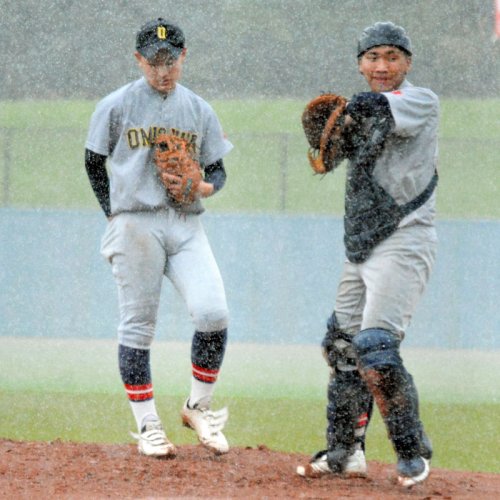 成田国際－小見川　５回裏に小見川の椿（左）が３連続四球を与え無死満塁となり、声をかける捕手田原＝ゼットエー