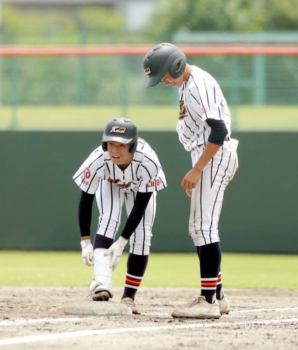 検見川－千葉敬愛　８回裏千葉敬愛２死二塁、左前へ勝ち越し打を放った山本＝ぴーちゃん