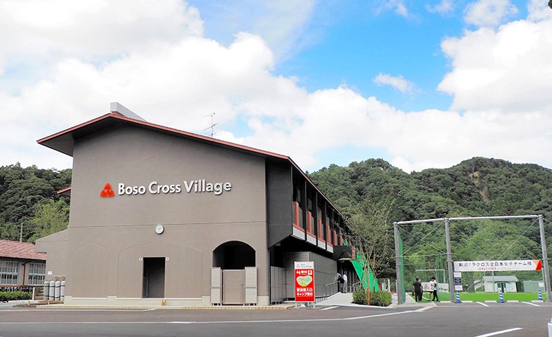 旧三島小をリノベーションしたスポーツ合宿施設「房総クロスヴィレッジ」＝１８日、君津市