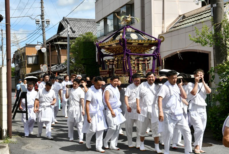 梅雨が明けた夏空の下、男衆がみこしを担いで市街地を練り歩いた＝１８日、香取市