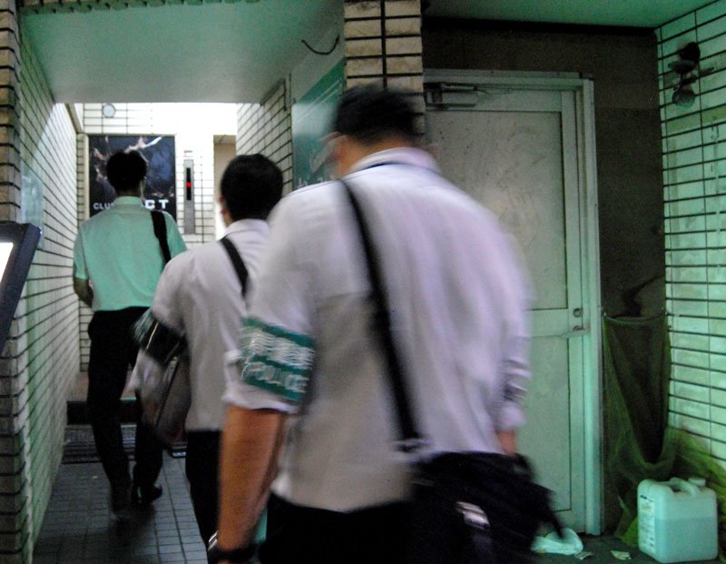 ホストクラブのあるビルに立ち入る千葉県警風俗保安課員ら＝６月、千葉市中央区栄町
