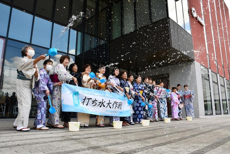 梅雨明けしてから初めての週末、香取市で浴衣姿の女性らが打ち水大作戦を行った＝１９日、同市
