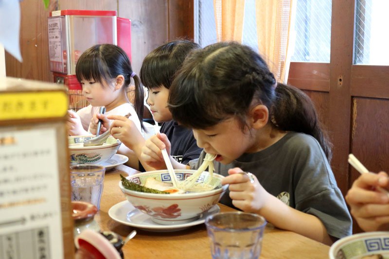 子ども食堂の開催日にラーメンを食べる子どもたち＝７月、千葉市中央区の幸福軒