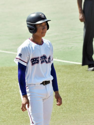 市船橋－西武台千葉　三塁コーチャーとして打席に入る選手を見守る正木＝ゼットエー
