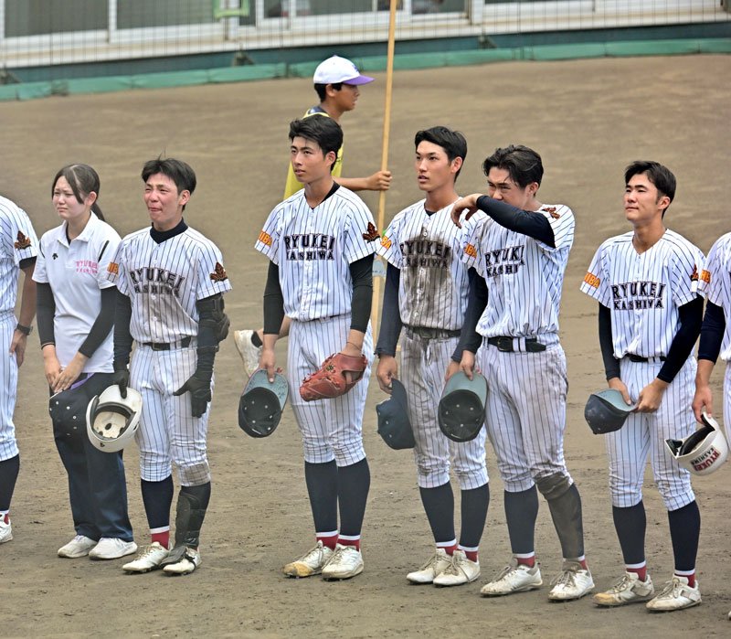 流通経大柏－敬愛学園　応援席にあいさつをする流通経大柏ナイン＝柏の葉