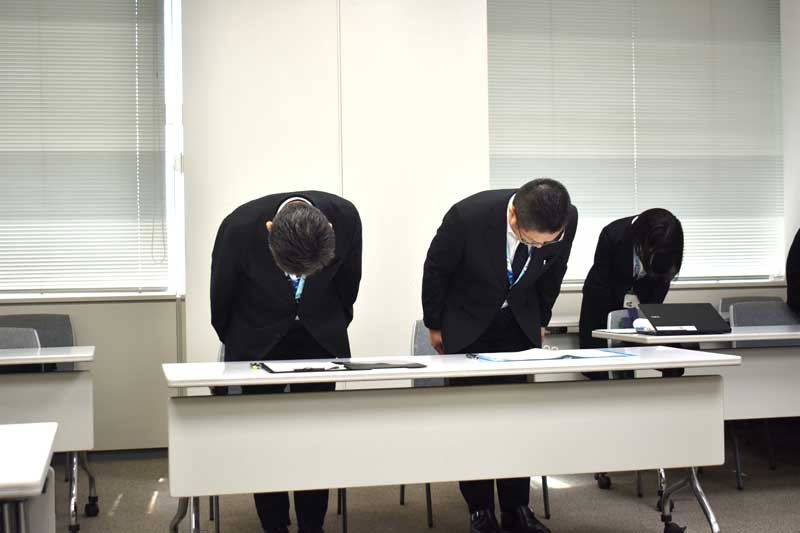 記者会見で謝罪する県教委担当者ら＝２３日、県庁