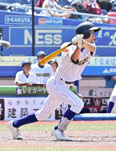 敬愛学園－中央学院　５回表中央学院１死二塁、小林が勝ち越し打を放つ＝ＺＯＺＯマリン
