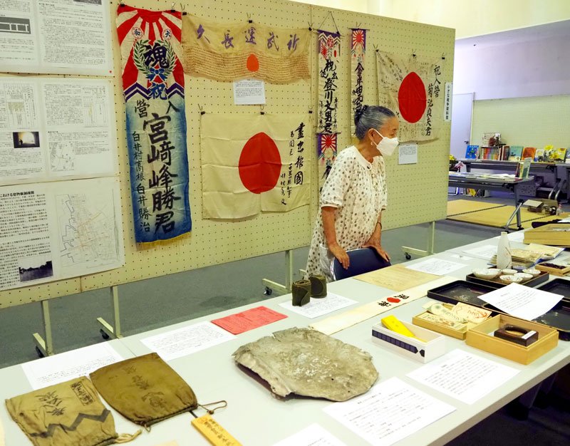 戦時中のさまざまな資料や紹介パネルが並ぶ「平和のための戦争展」＝２３日、木更津市