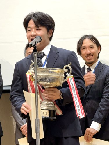 主張発表大会で最優秀賞に輝き、喜びを語る向さん＝千葉市内のホテル