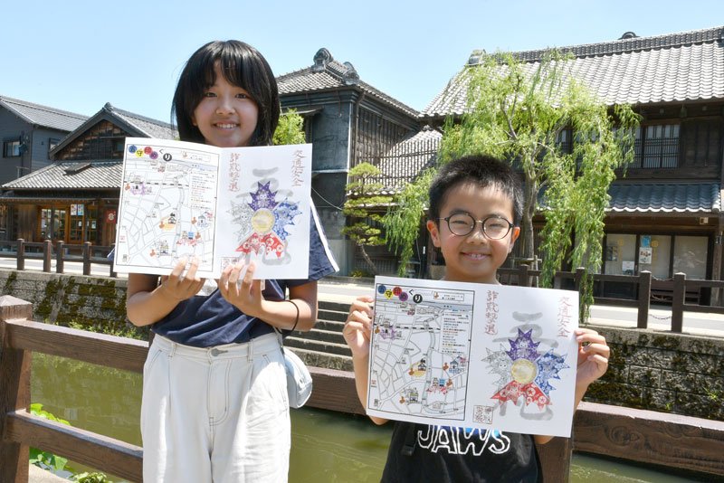 香取署が企画した「五守印めぐり」を楽しむ子どもたち＝２４日、香取市