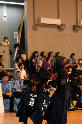 胴を決めた茂原署チームの選手（左）。同署チームが優勝した＝２４日、千葉市稲毛区の千葉県総合スポーツセンター武道館