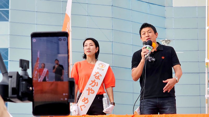 柏駅前で演説する参政党の中谷氏（左）と神谷代表。党公式のライブ配信には、千人単位で視聴者がいることもあるという＝１９日、柏市