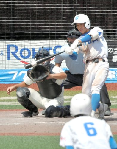 １０回表八千代松陰１死二、三塁、勝部が適時打を放つ
