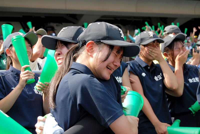 優勝が決まった瞬間、抱き合って喜ぶ市船橋のマネジャーら＝２７日、千葉市美浜区のＺＯＺＯマリンスタジアム