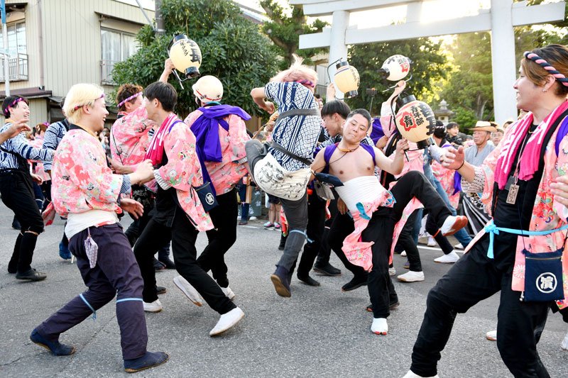 大声援力比べに境内活気　山車引き回し、踊り共演も　東庄「笹川相撲まつり」