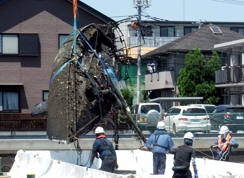 水中から引き揚げられた不法係留の船舶＝２９日、船橋市