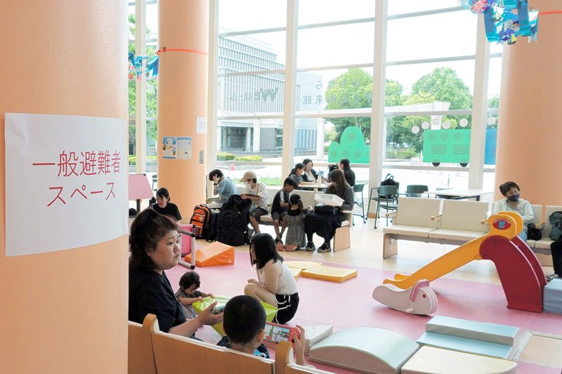 冷房が効き、来場者らの待機・避難用に開放されたスペース＝３０日、市原市のいちはら子ども未来館
