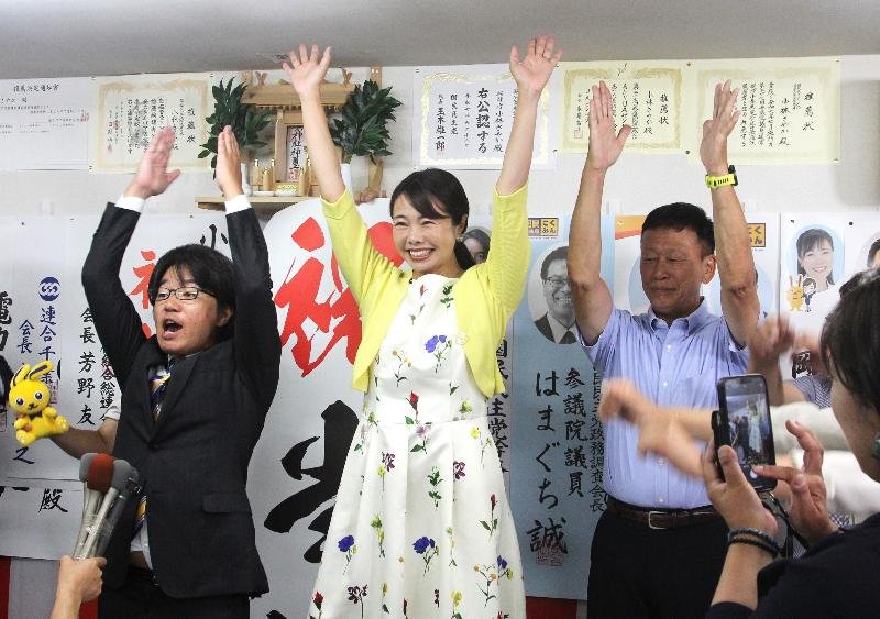 初当選が確実となり、万歳三唱する小林さやか氏（中央）＝２０日、千葉市中央区