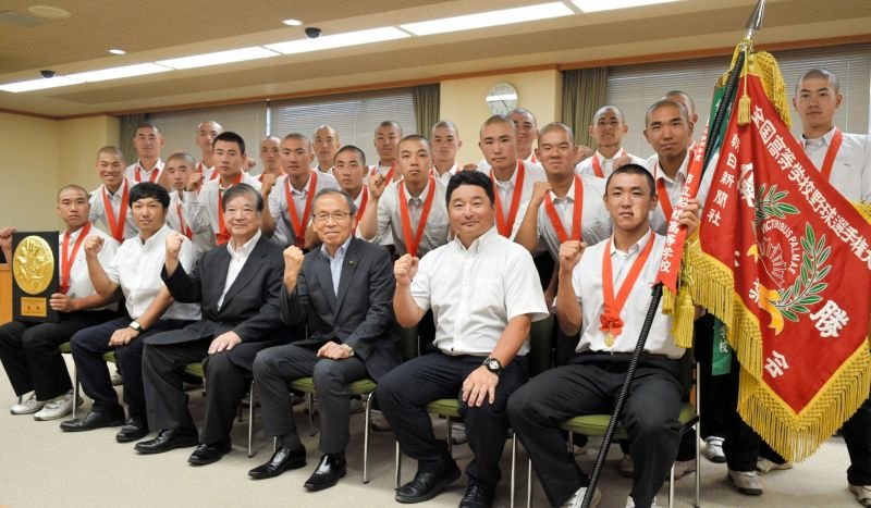 甲子園での健闘を誓う市船橋ナインら＝２９日、船橋市役所