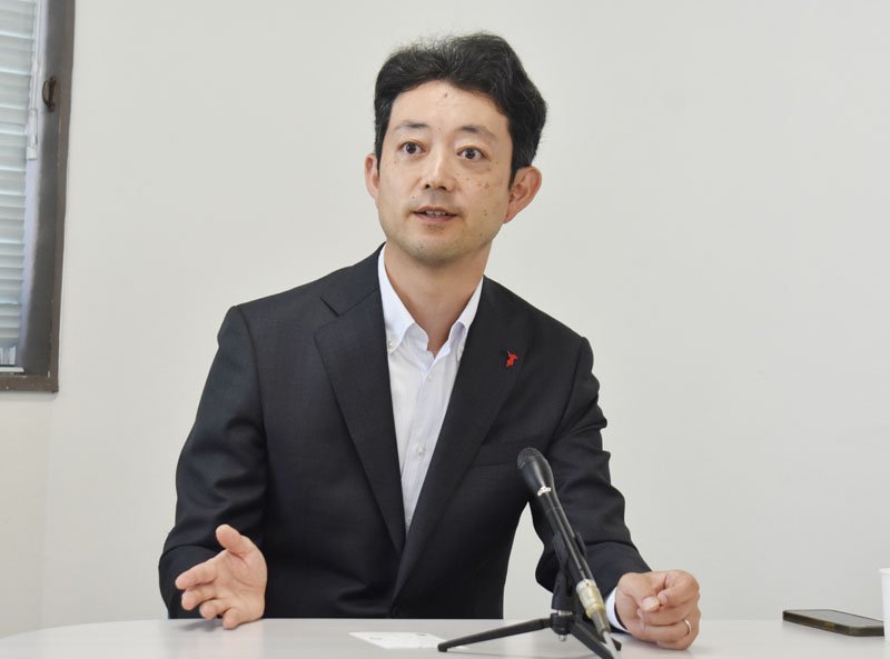 参院選の結果を受け、取材に応じる熊谷知事＝２１日、千葉市中央区