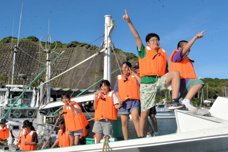 御宿町と長野県野沢温泉村の「海と山の子交流事業」が今夏も始まり、両町村の中学生が乗船やイカの一夜干し作りなど“海”にまつわる体験を満喫した＝同町