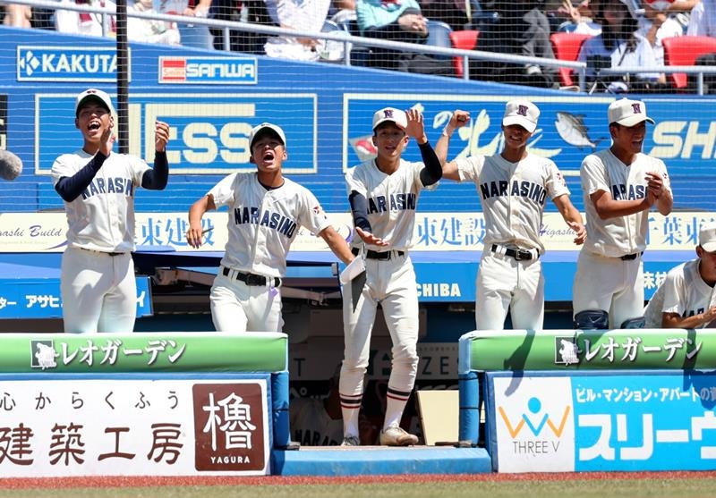 ベンチから声援を送る向井（左）ら習志野ナイン＝ＺＯＺＯマリン