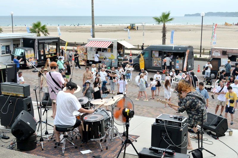 海が一望できる特設ステージで演奏する出演バンド＝御宿町