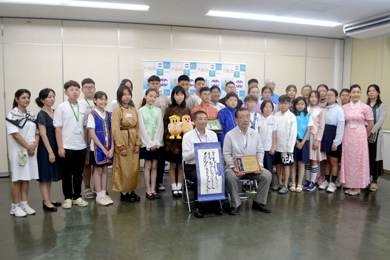 八街市役所を訪れ、北村新司市長（前列右）の歓迎を受けたモンゴルの生徒ら＝八街市役所
