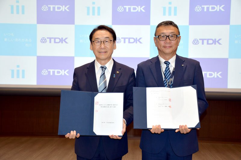 災害時支援協定を締結した田中市長（左）と鬼頭総務本部長＝市川市のＴＤＫテクニカルセンター
